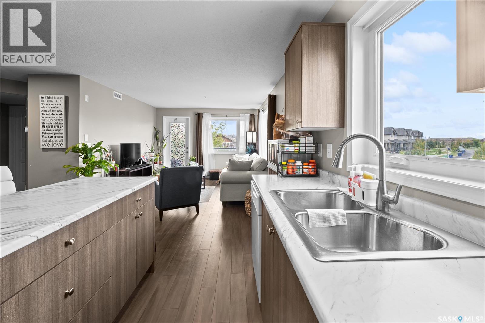 1111 102 Willis Crescent Property Photo 10
