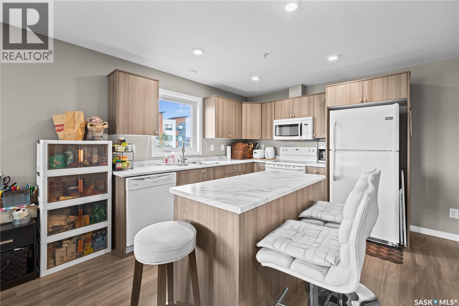 1111 102 Willis Crescent Property Photo 11