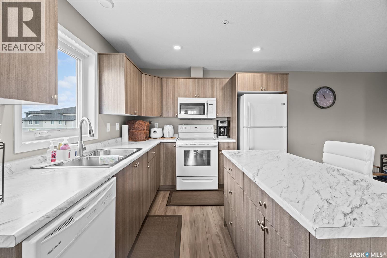 1111 102 Willis Crescent Property Photo 12