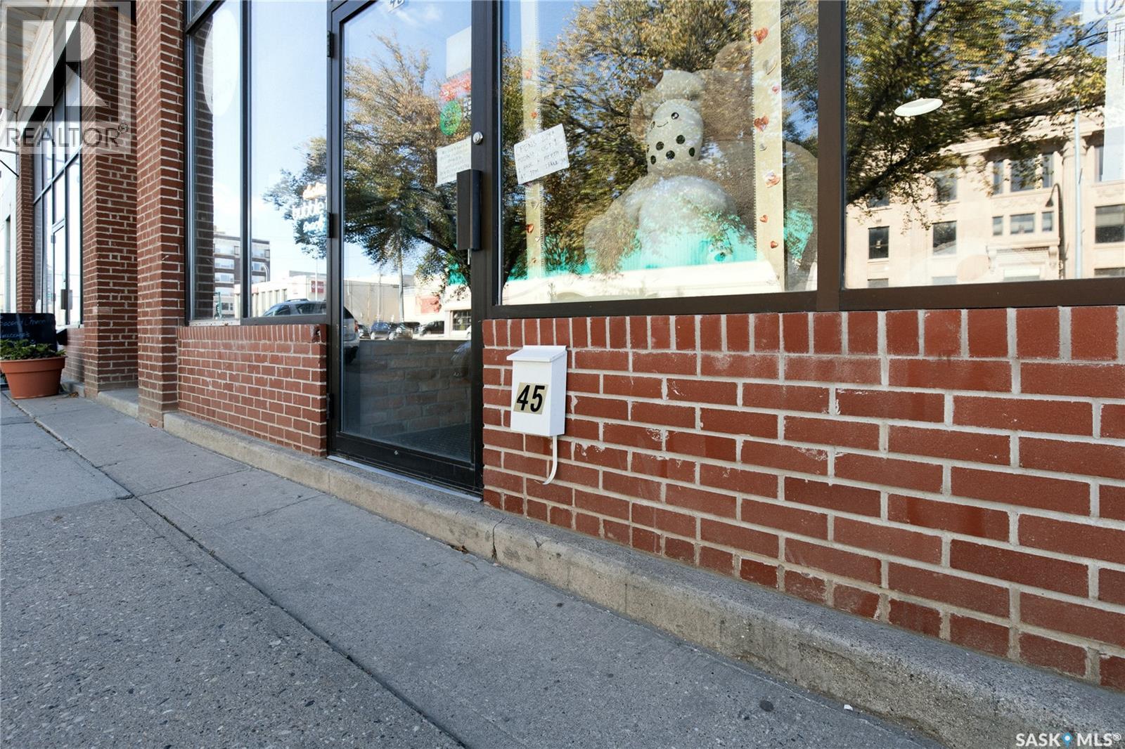 45 High Street W Property Photo 4
