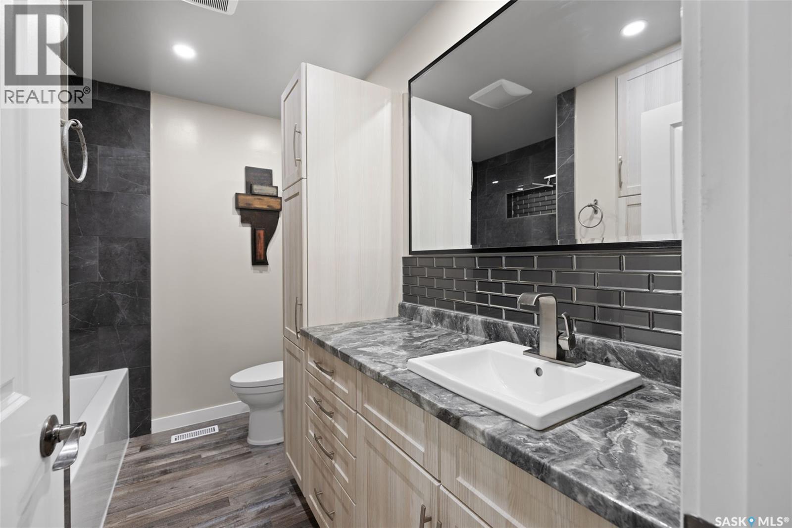 1538 Spadina Street W Property Photo 13