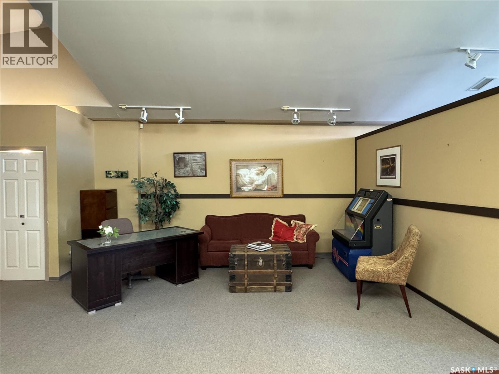 1 181 Broadway Street E Property Photo 9