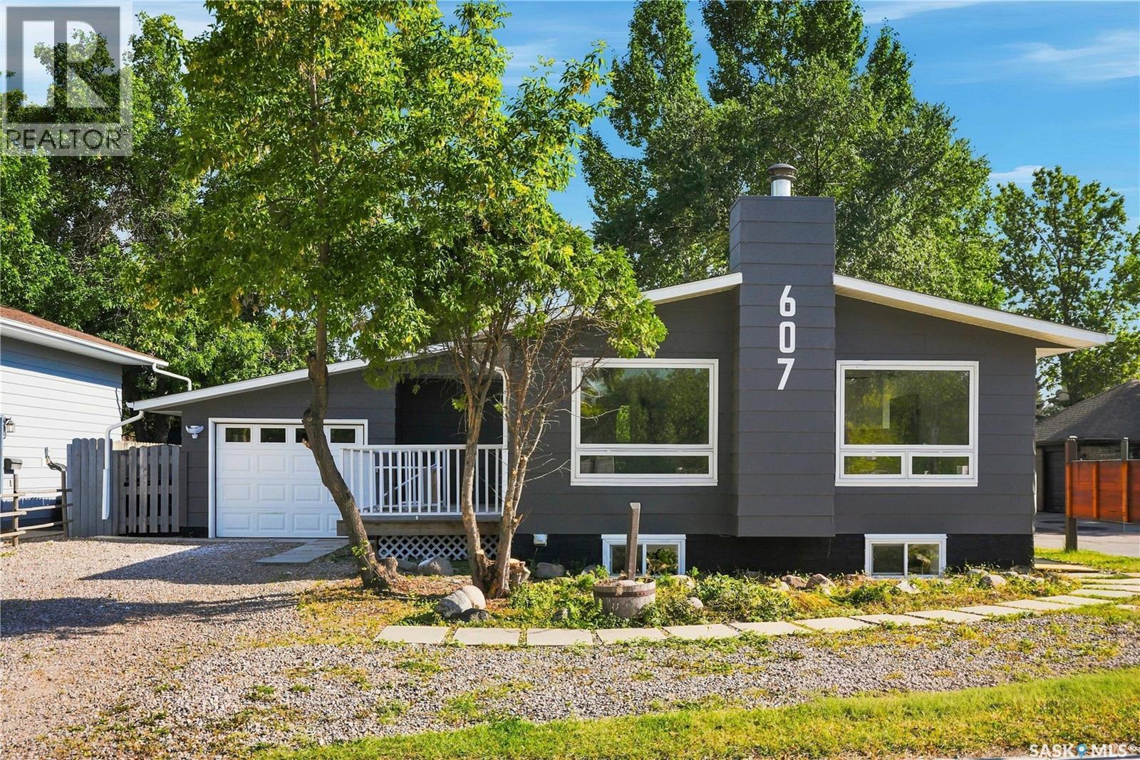 607 Lenore Drive Property Photo 1