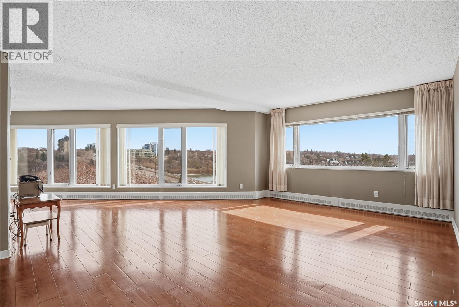 650 424 Spadina Crescent E Property Photo 1