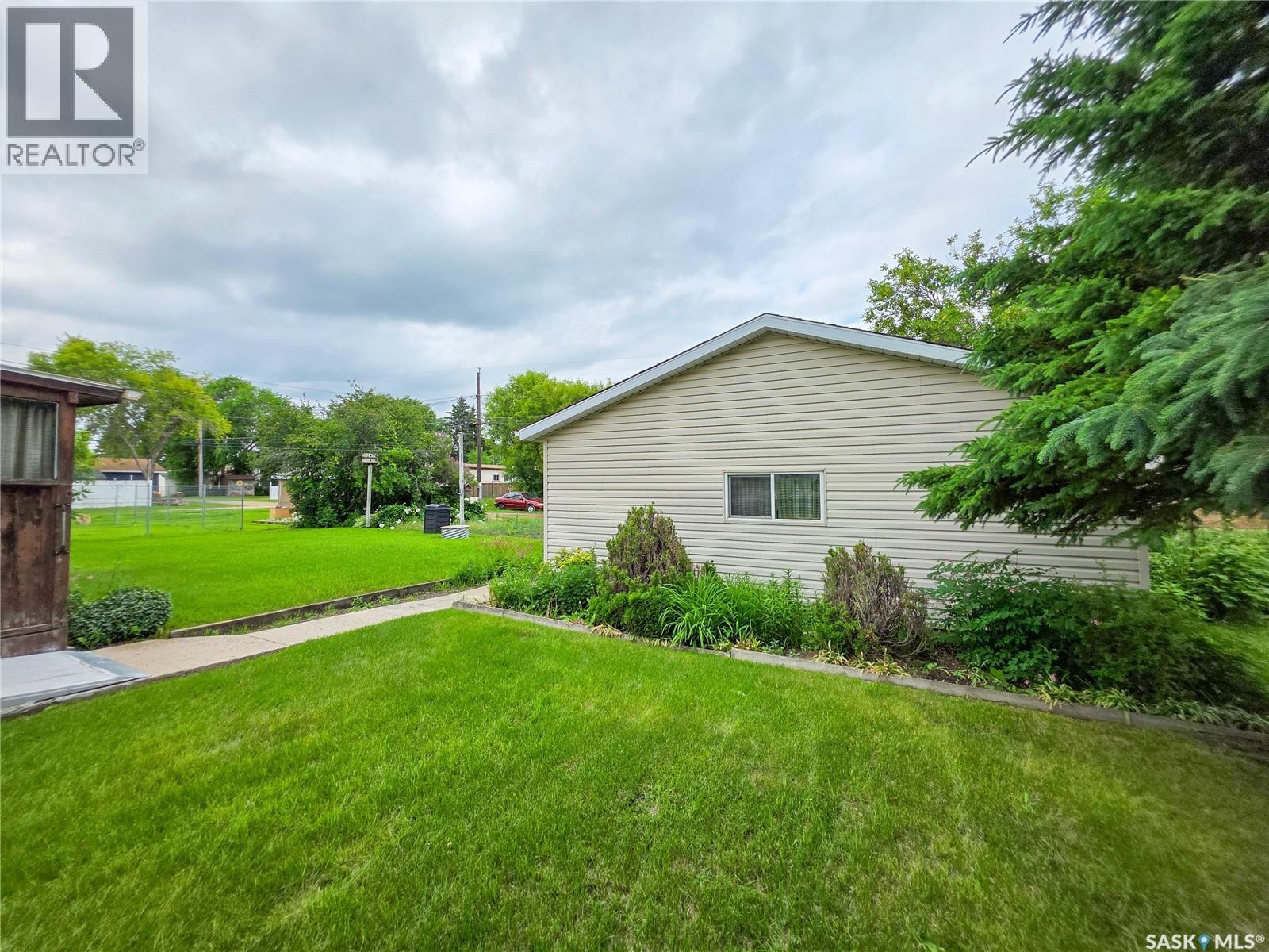 618 4th Avenue W Property Photo 5