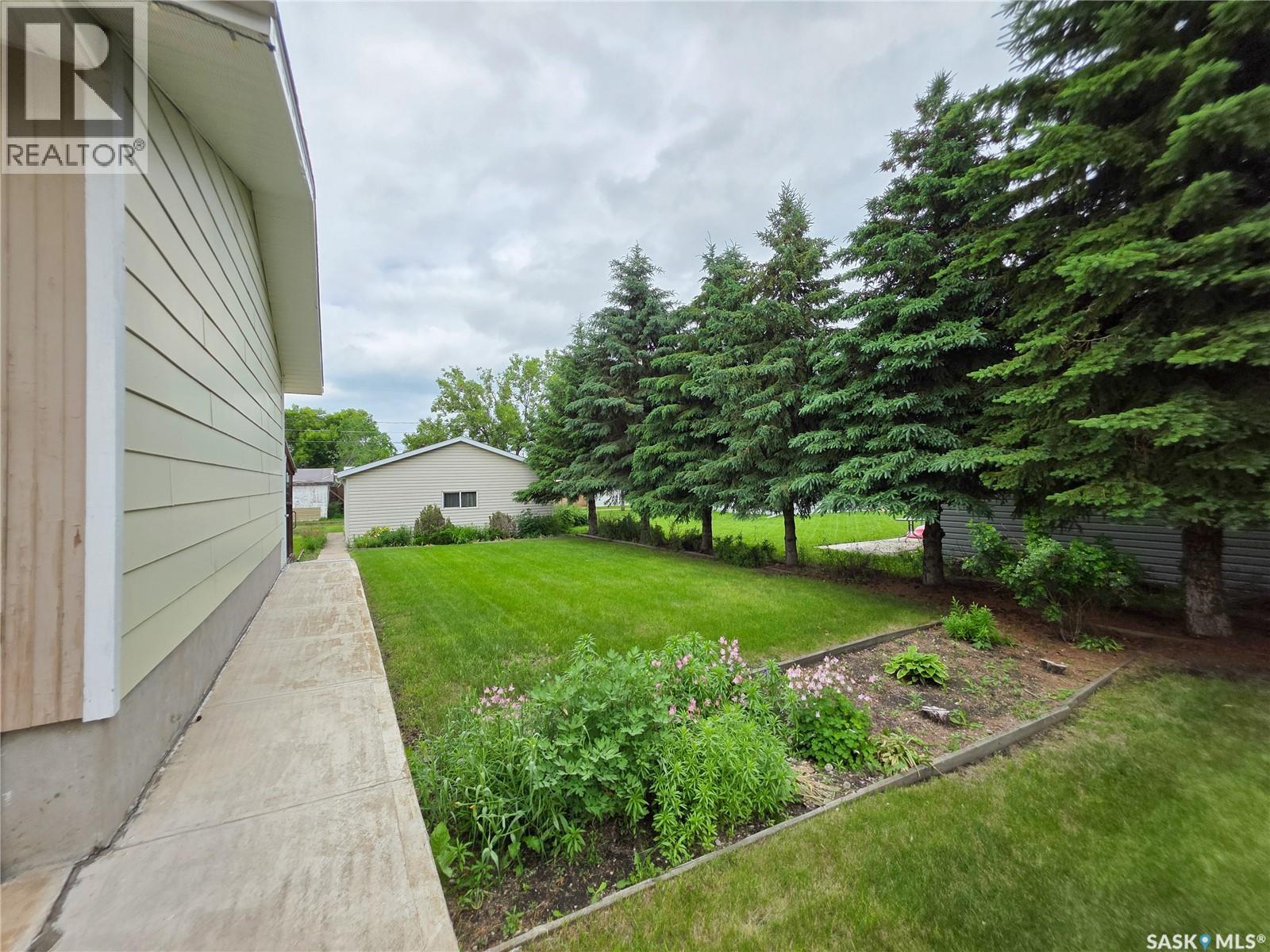 618 4th Avenue W Property Photo 6
