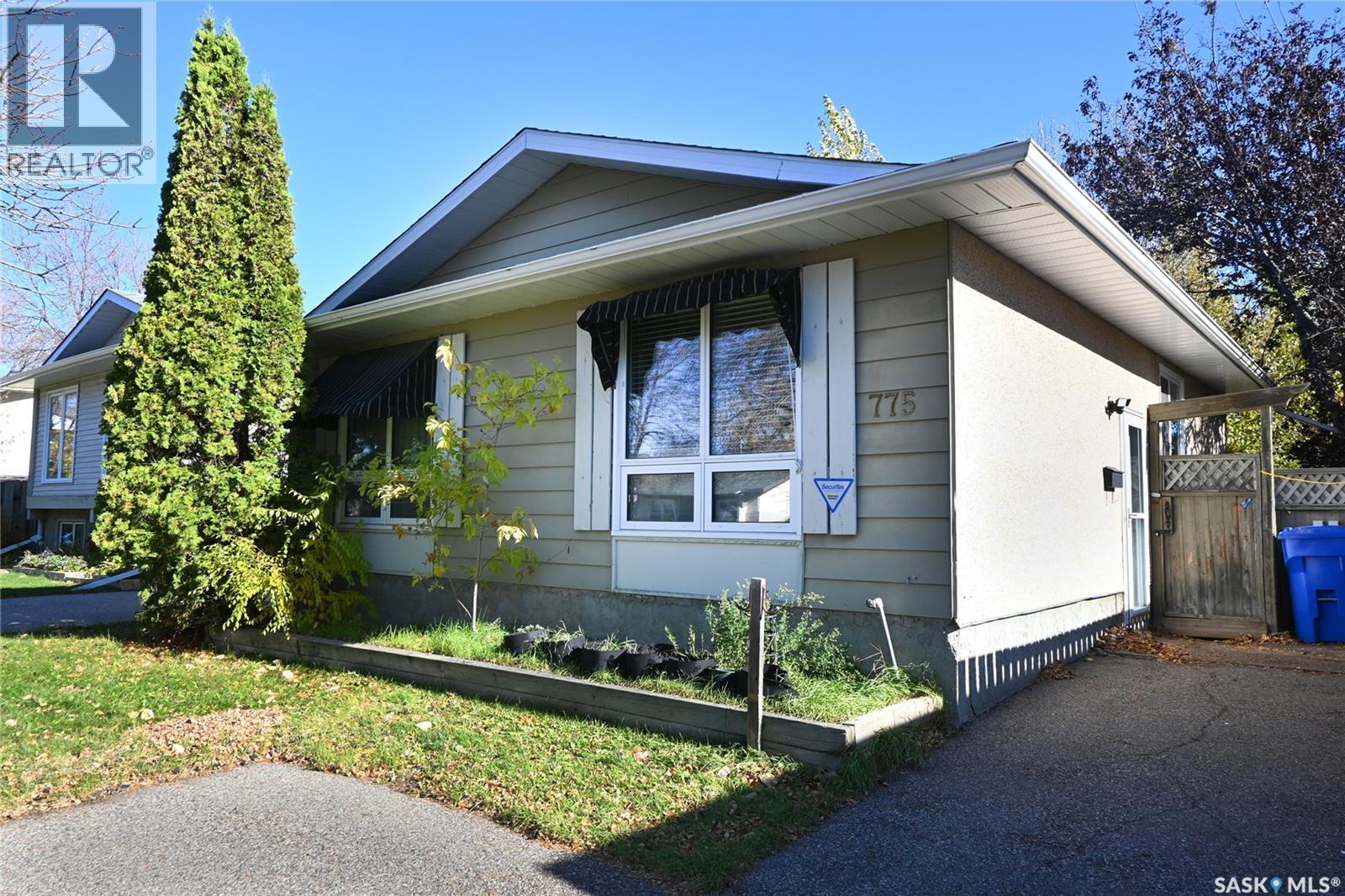 775 Hayworth Crescent N Property Photo 2