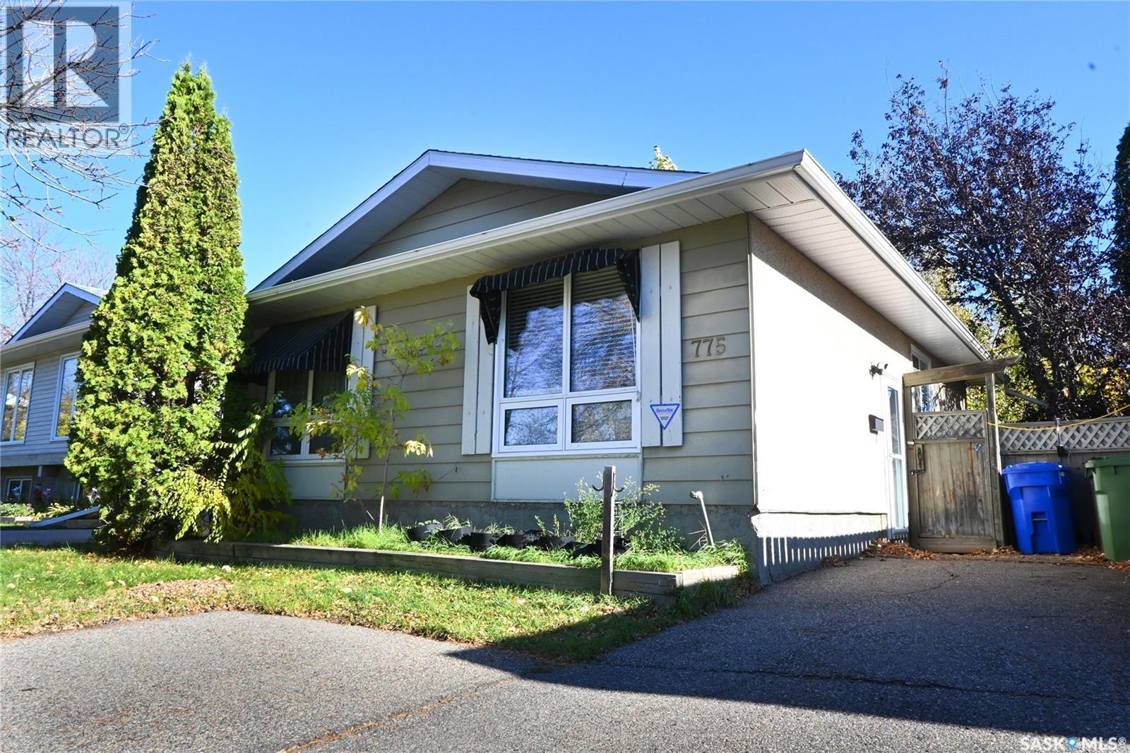 775 Hayworth Crescent N Property Photo 3