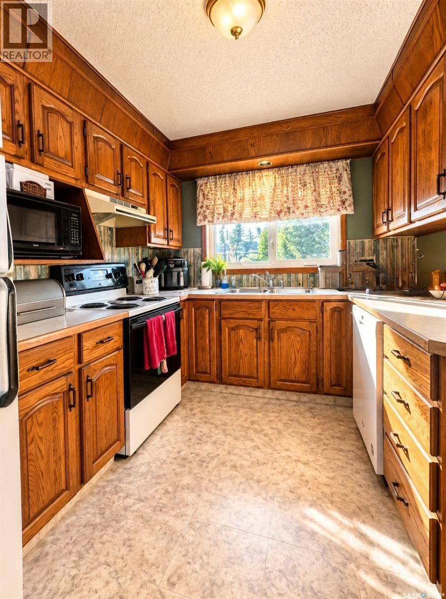 302 Cowie Crescent Property Photo 4