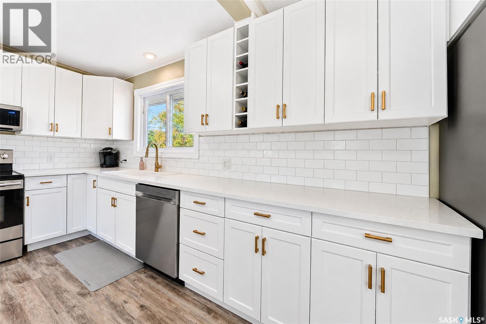 123 2nd Avenue E Property Photo 16