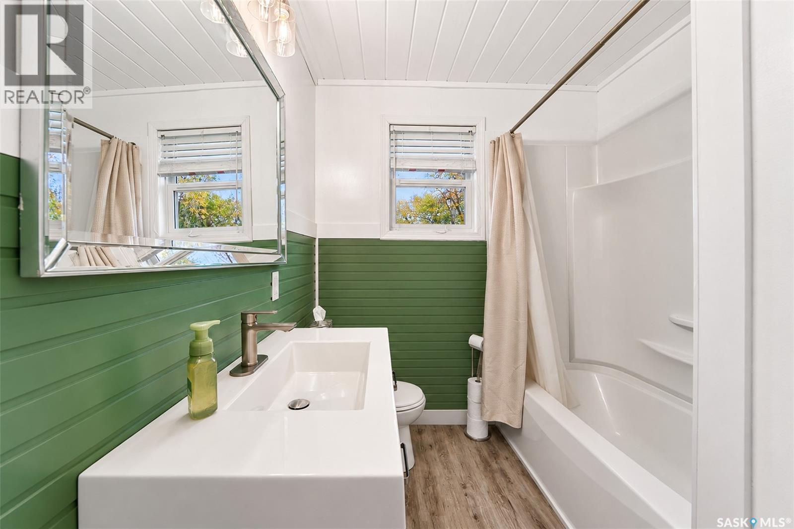 123 2nd Avenue E Property Photo 28