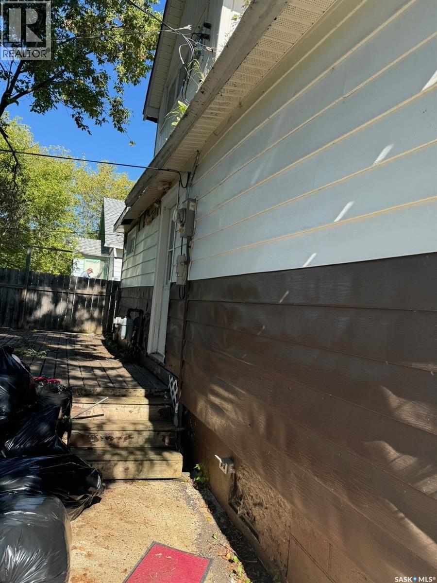 123 Windsor Avenue N Property Photo 3