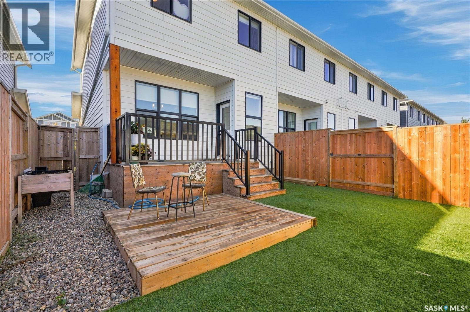 185 Rosewood Boulevard E Property Photo 3