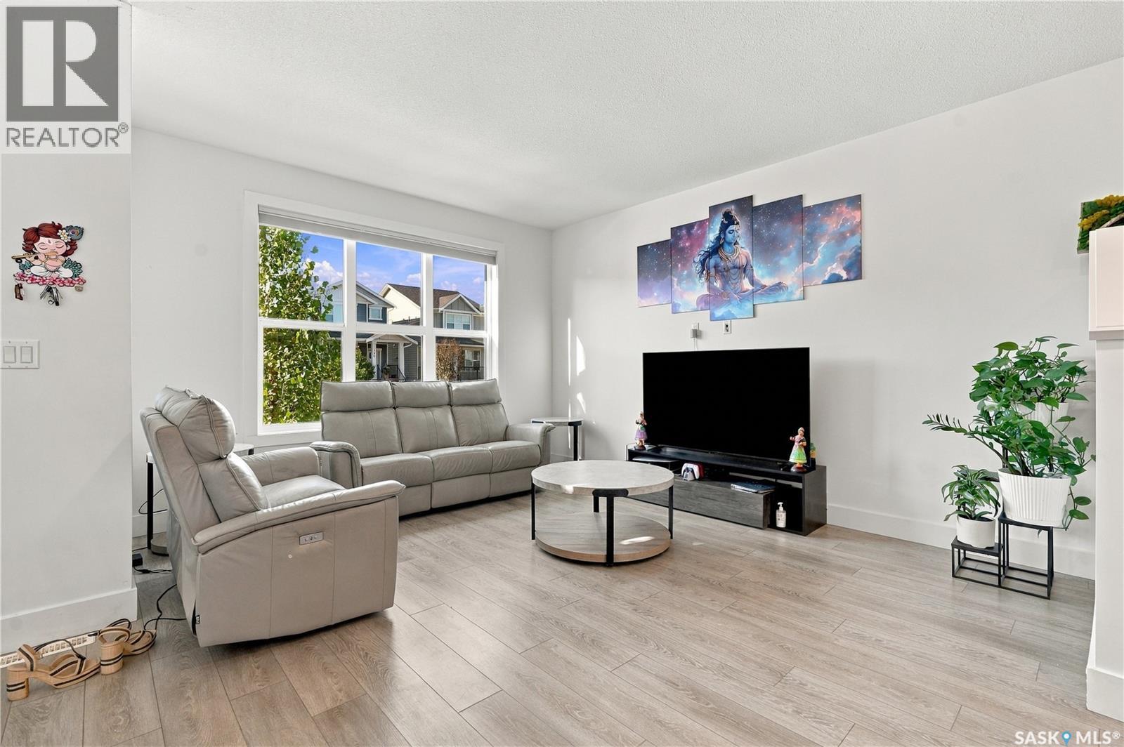 185 Rosewood Boulevard E Property Photo 6