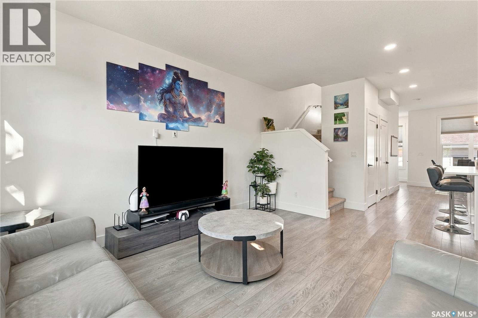 185 Rosewood Boulevard E Property Photo 7