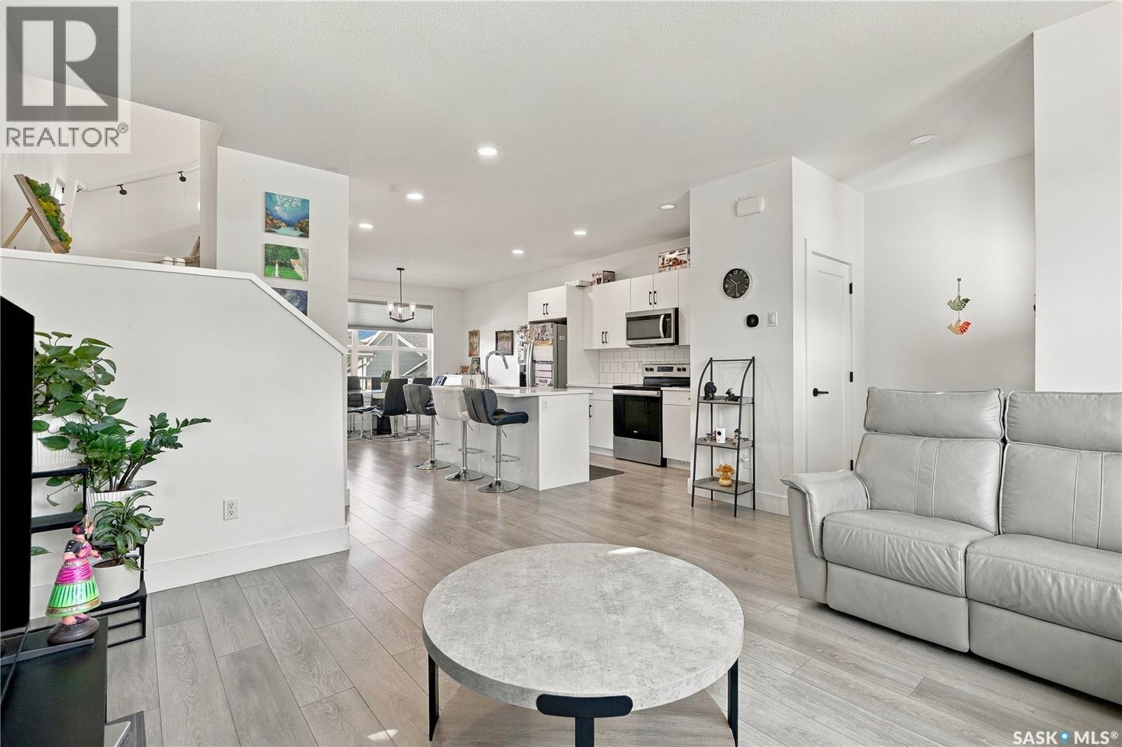185 Rosewood Boulevard E Property Photo 8