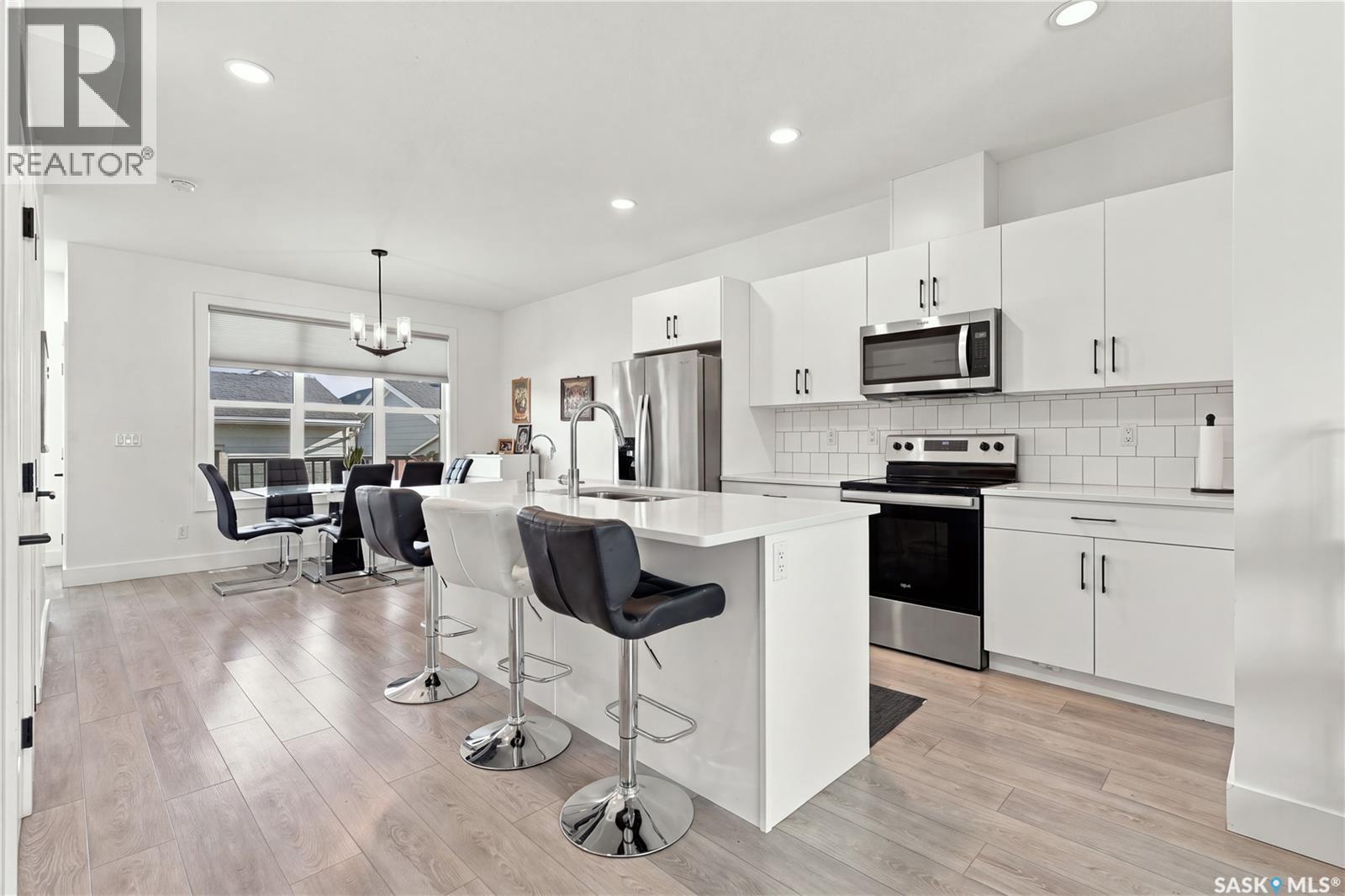 185 Rosewood Boulevard E Property Photo 9