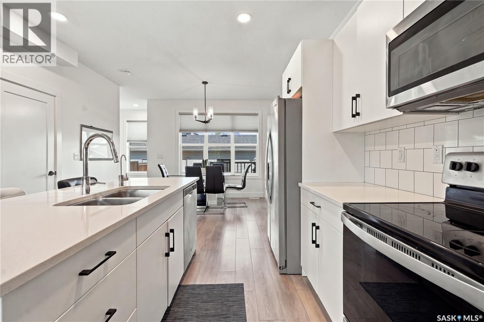 185 Rosewood Boulevard E Property Photo 12