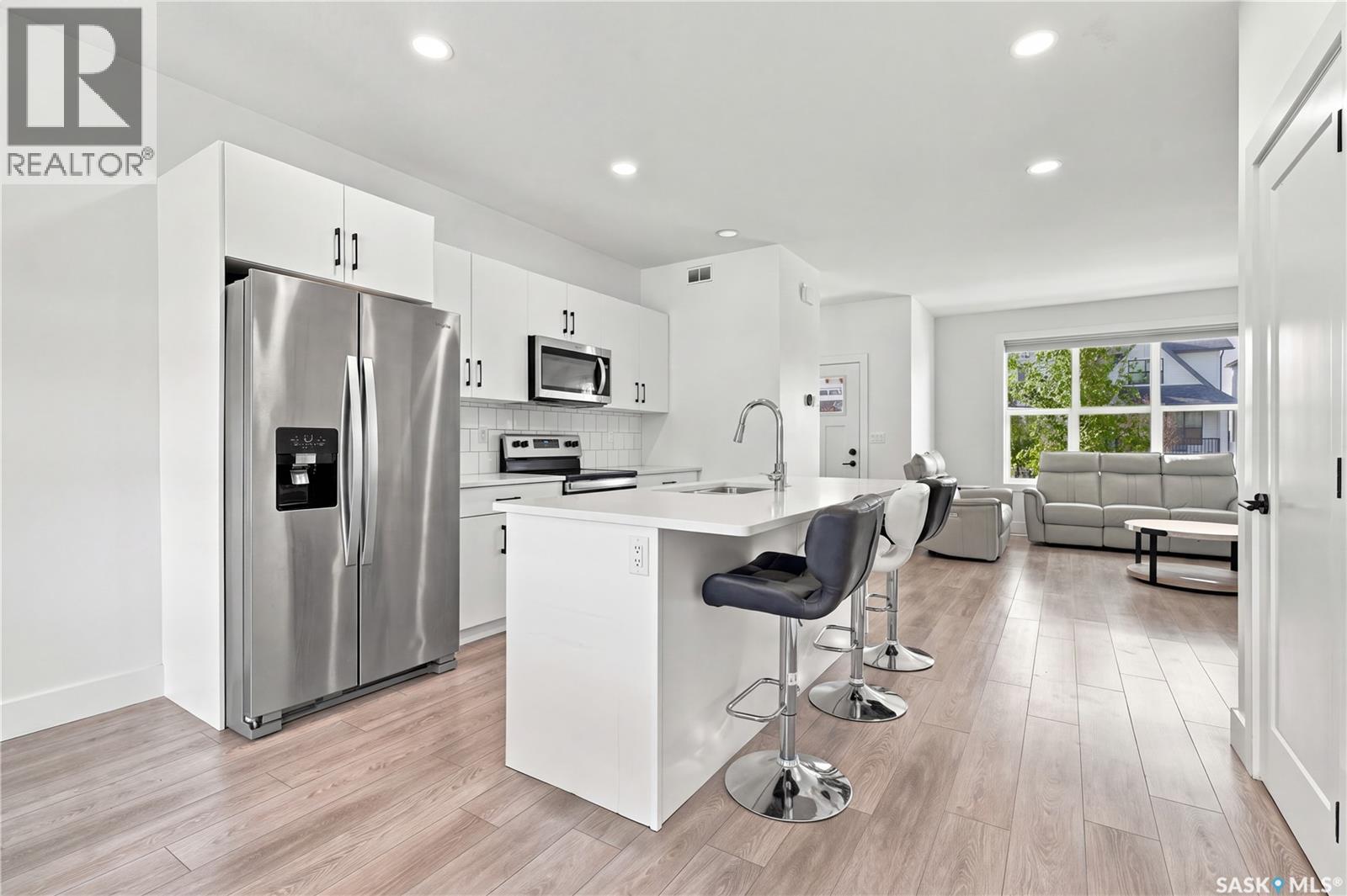 185 Rosewood Boulevard E Property Photo 14