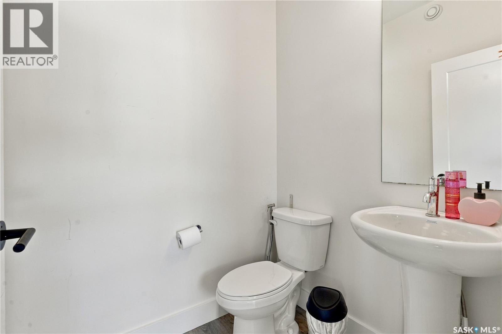 185 Rosewood Boulevard E Property Photo 17