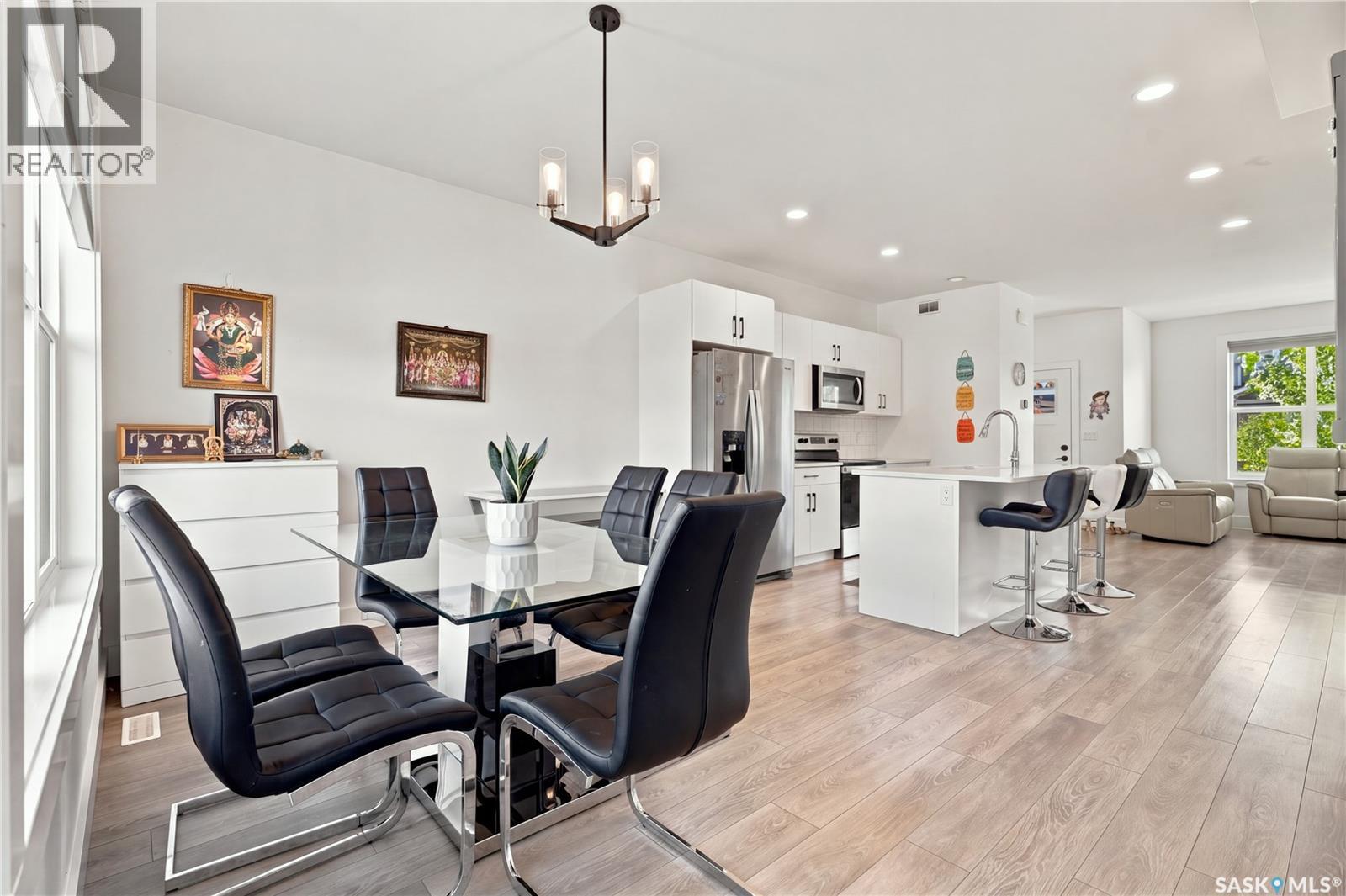 185 Rosewood Boulevard E Property Photo 19