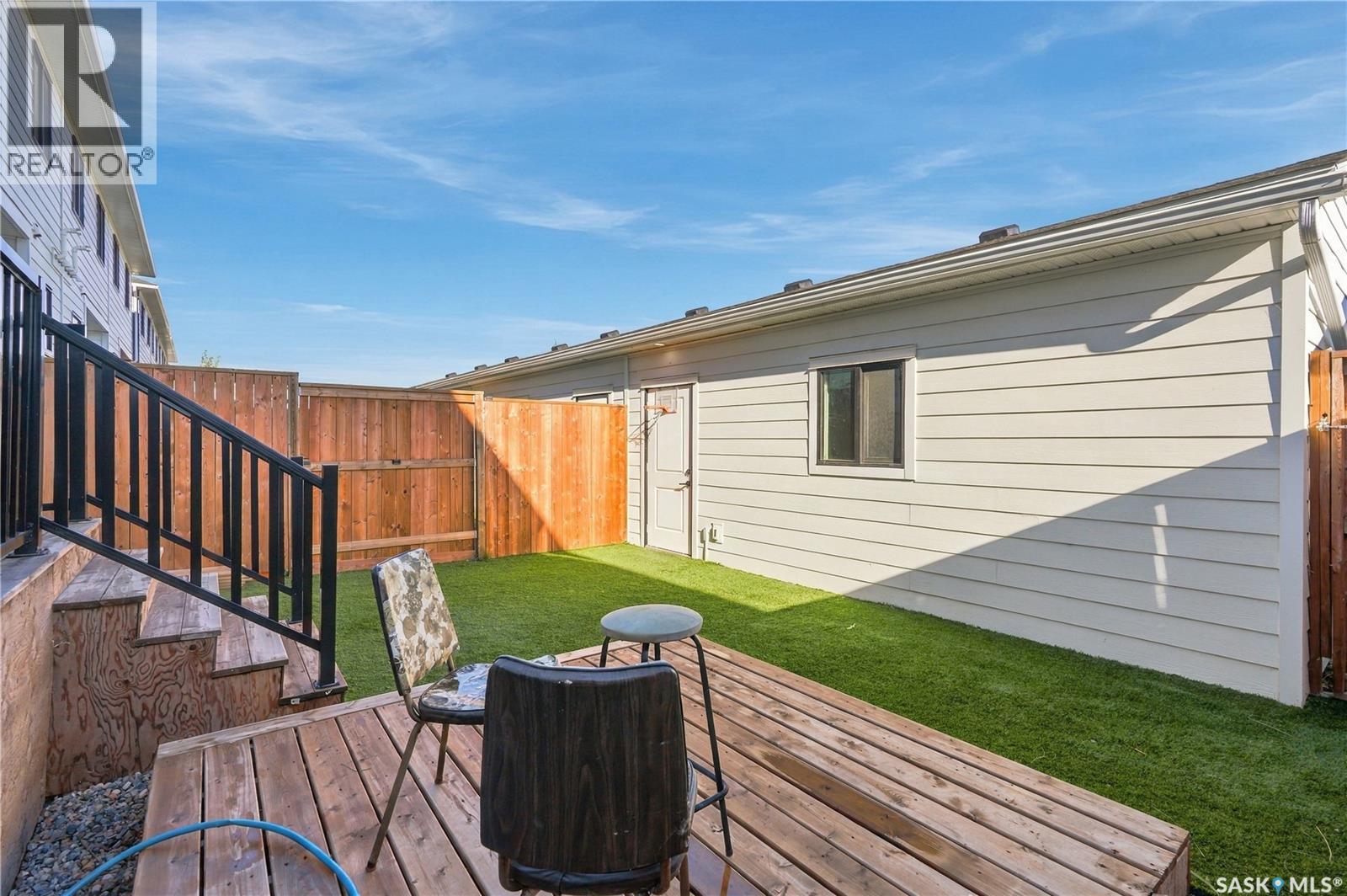 185 Rosewood Boulevard E Property Photo 44