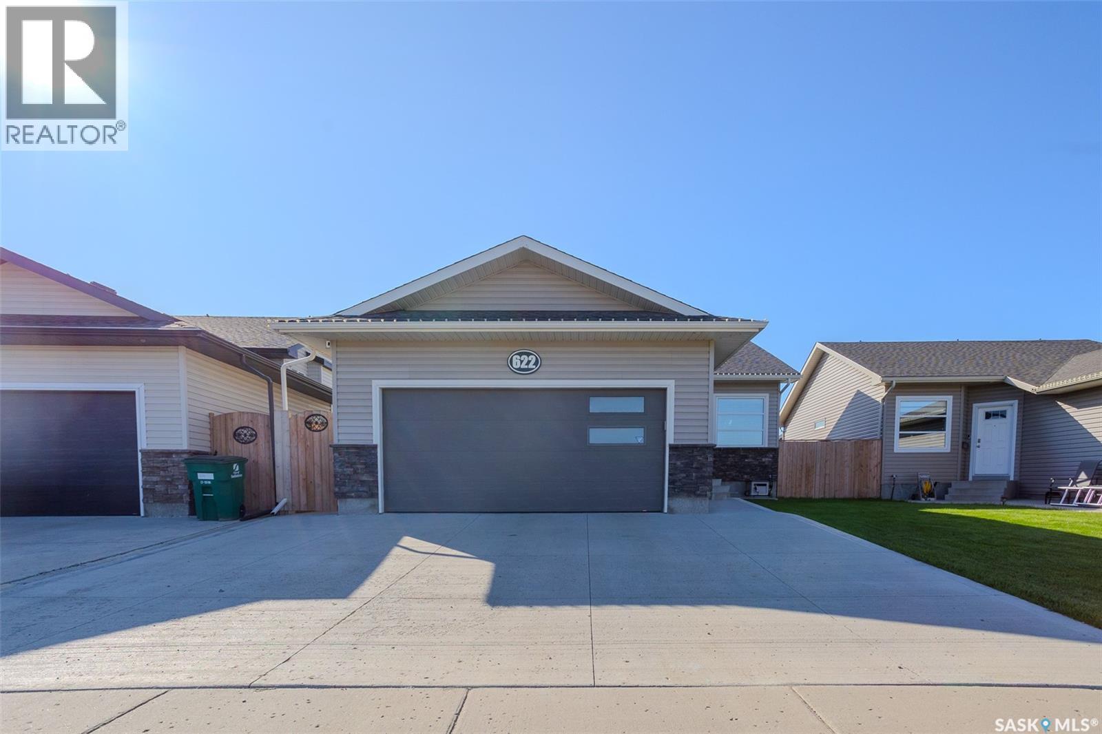 622 Rosewood Boulevard W Property Photo 1