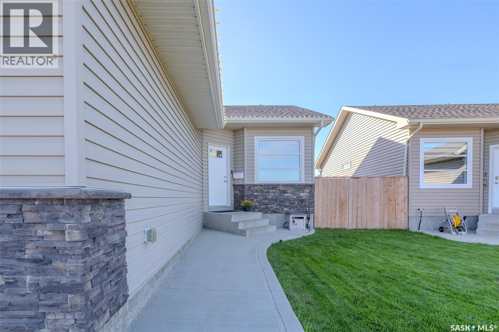 622 Rosewood Boulevard W Property Photo 3
