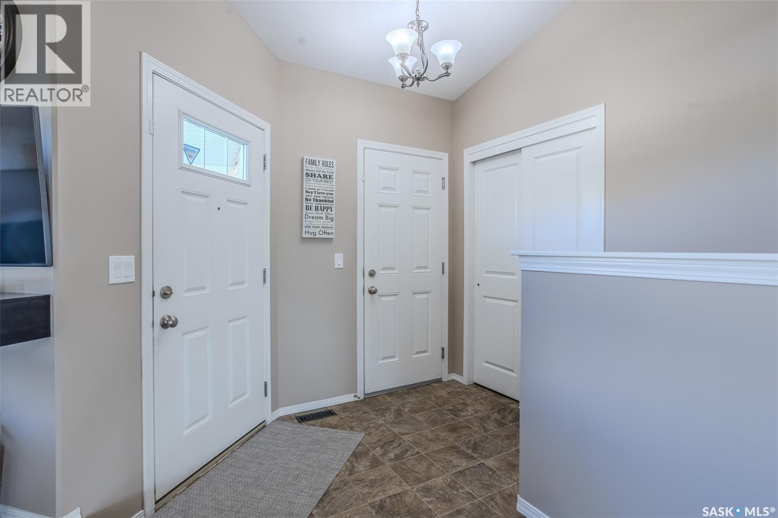 622 Rosewood Boulevard W Property Photo 6
