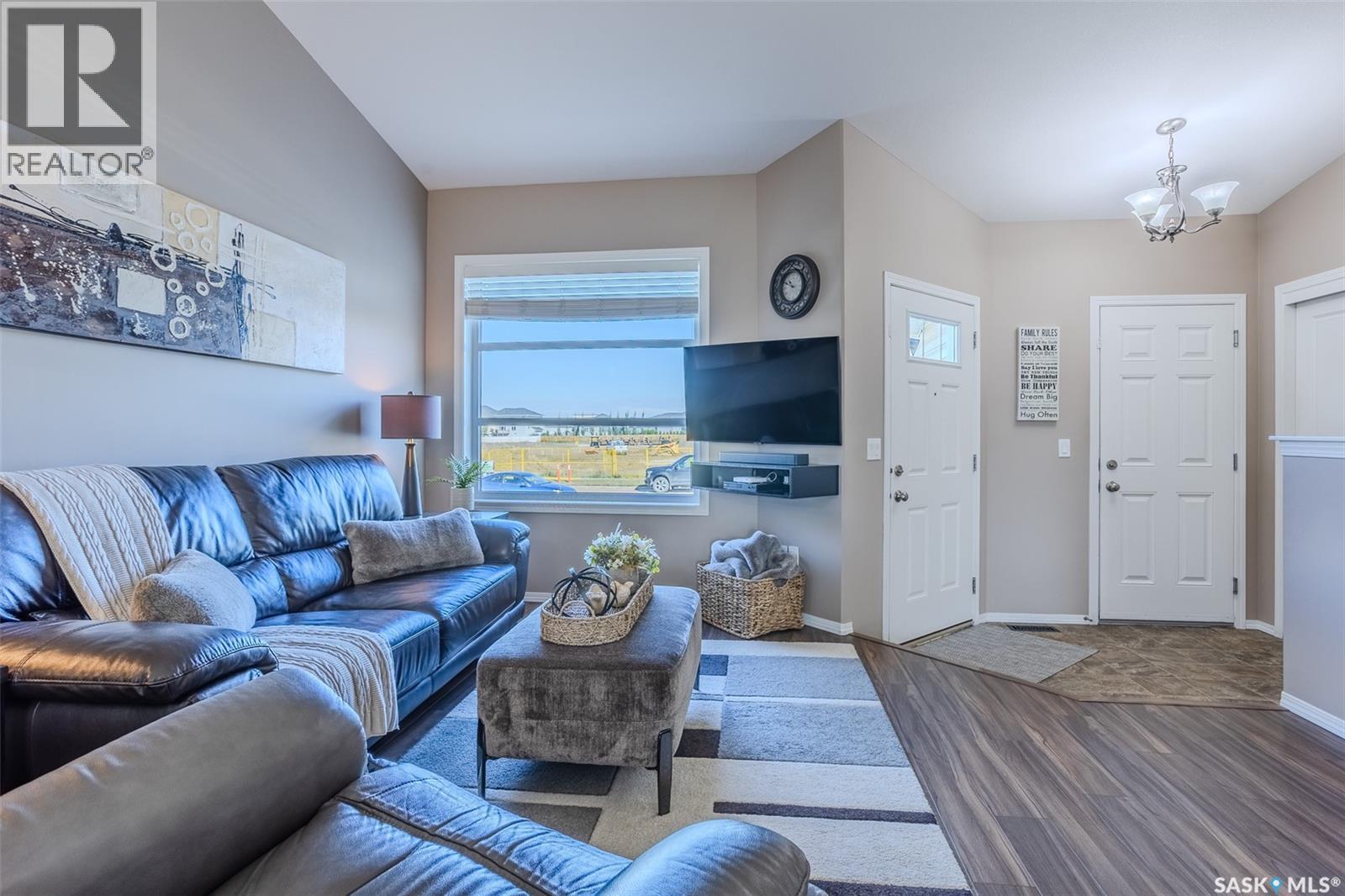 622 Rosewood Boulevard W Property Photo 8