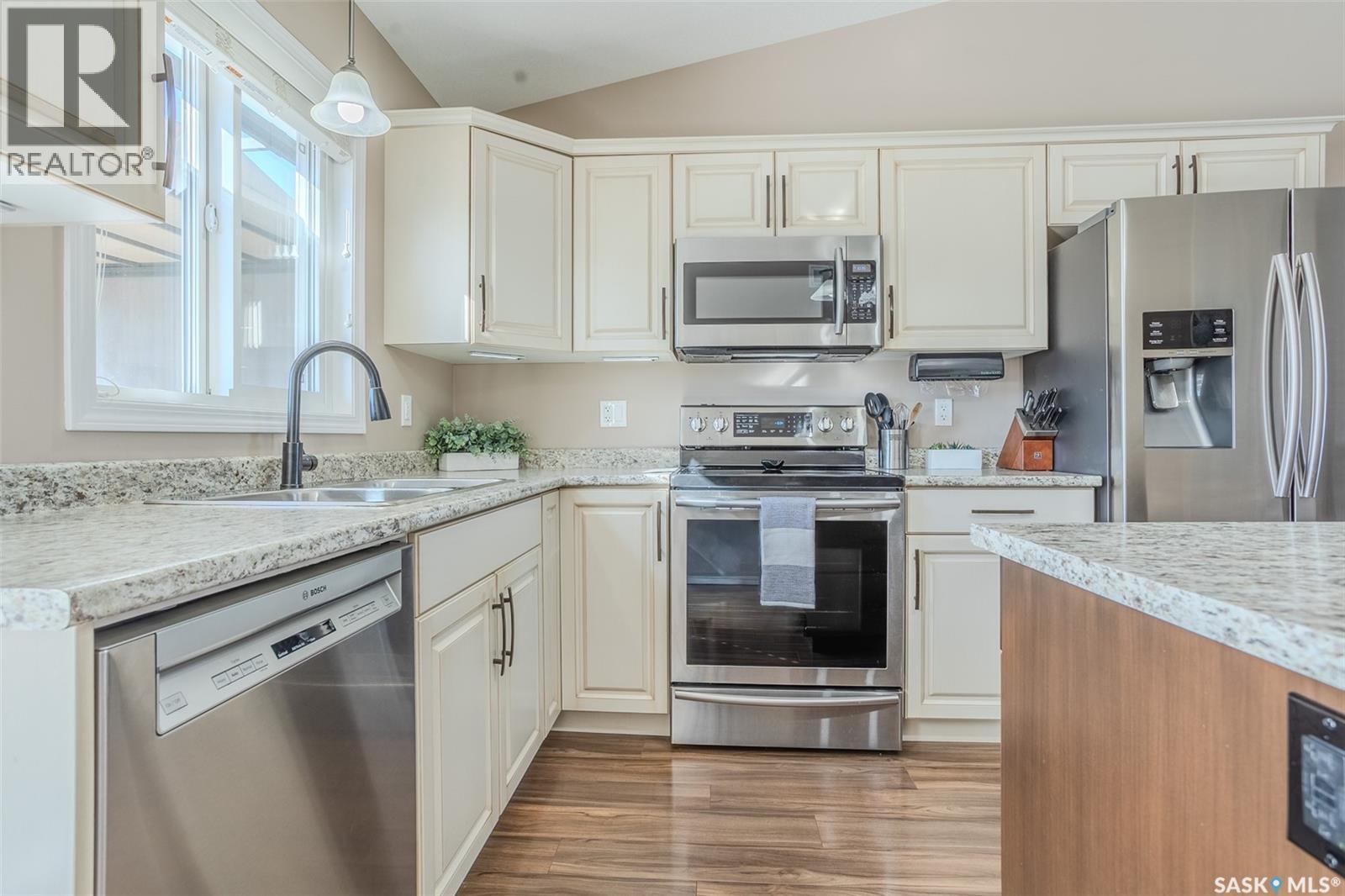 622 Rosewood Boulevard W Property Photo 15