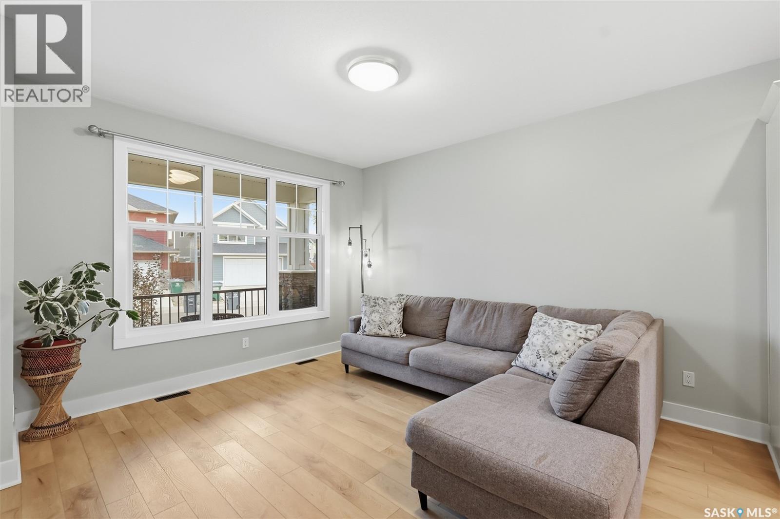 282 Eaton Crescent Property Photo 6