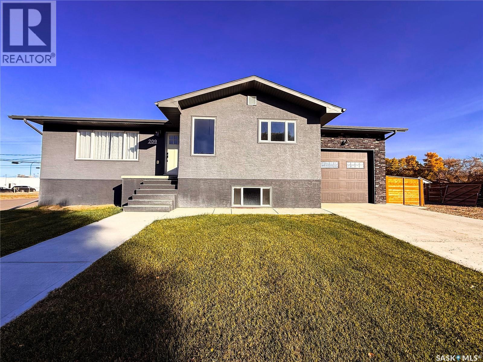 209 2nd Avenue E Property Photo 1