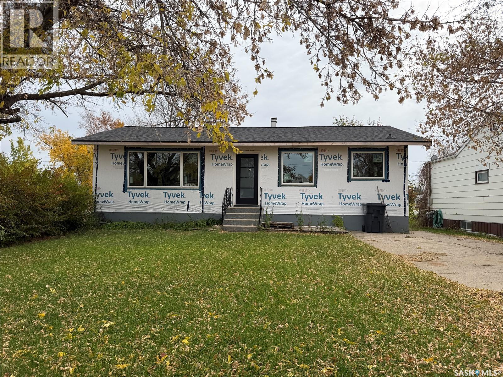 216 6th Street E Property Photo 1