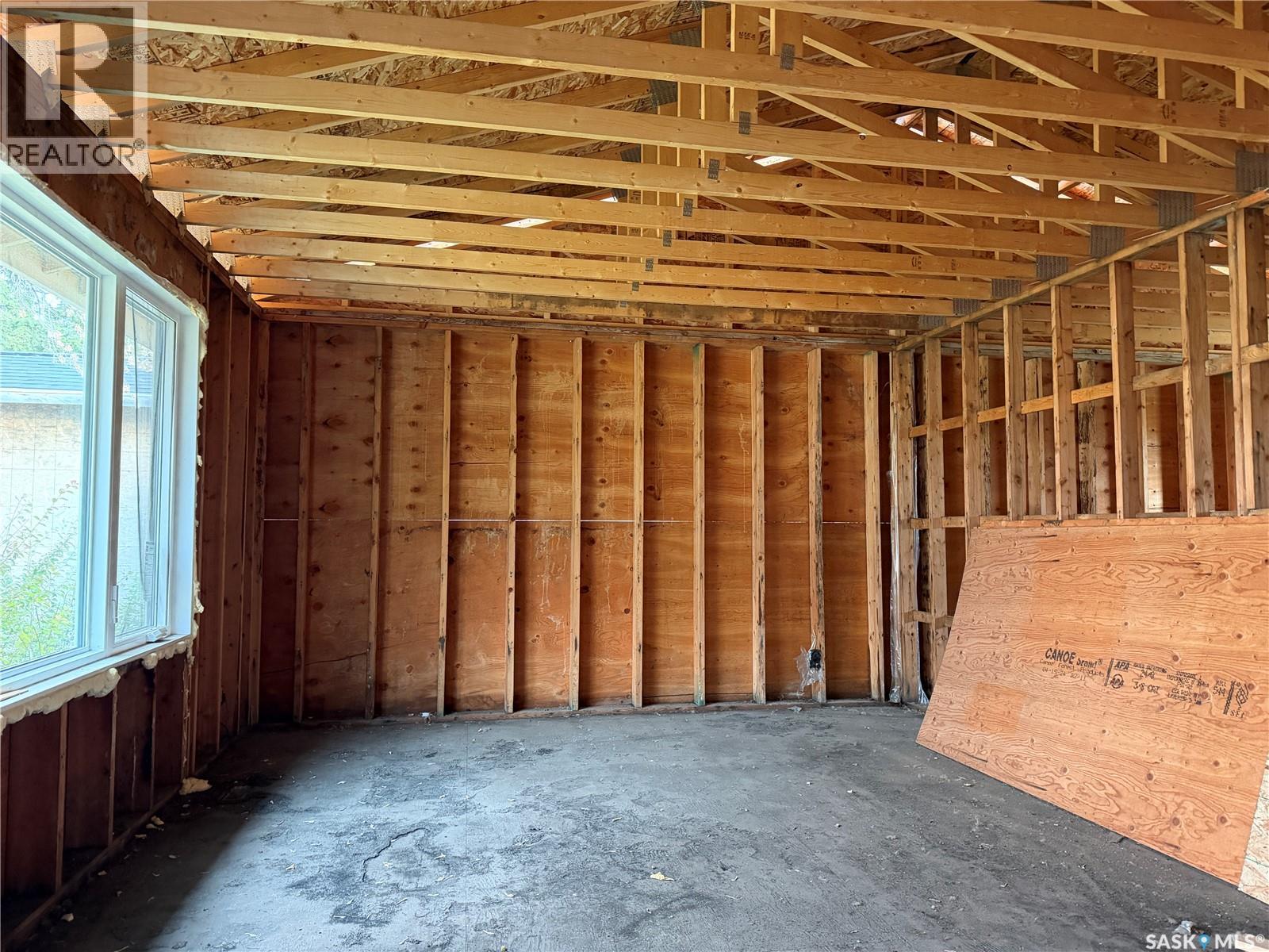 216 6th Street E Property Photo 2