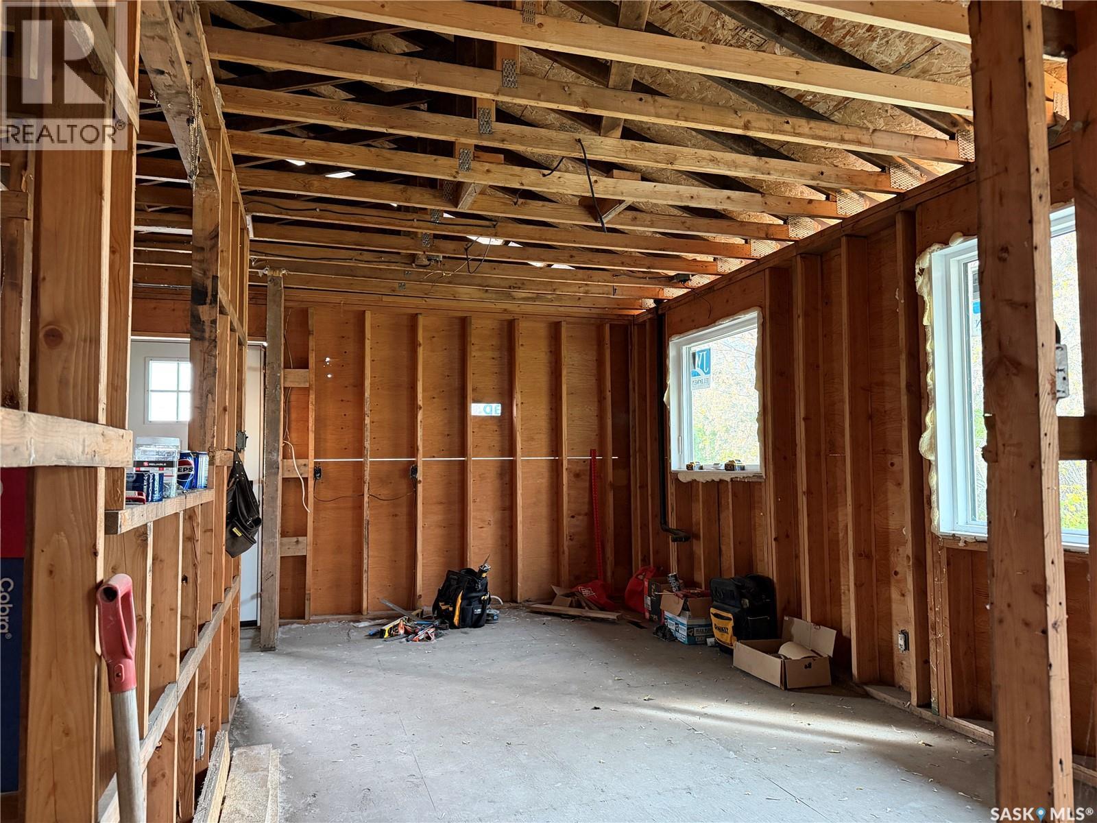 216 6th Street E Property Photo 3