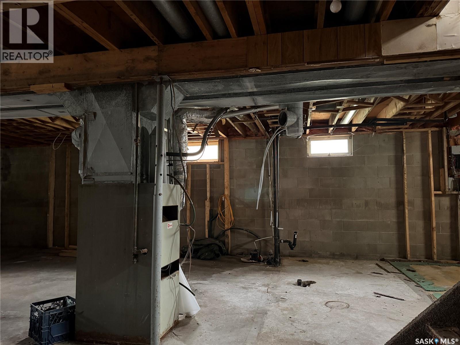 216 6th Street E Property Photo 5