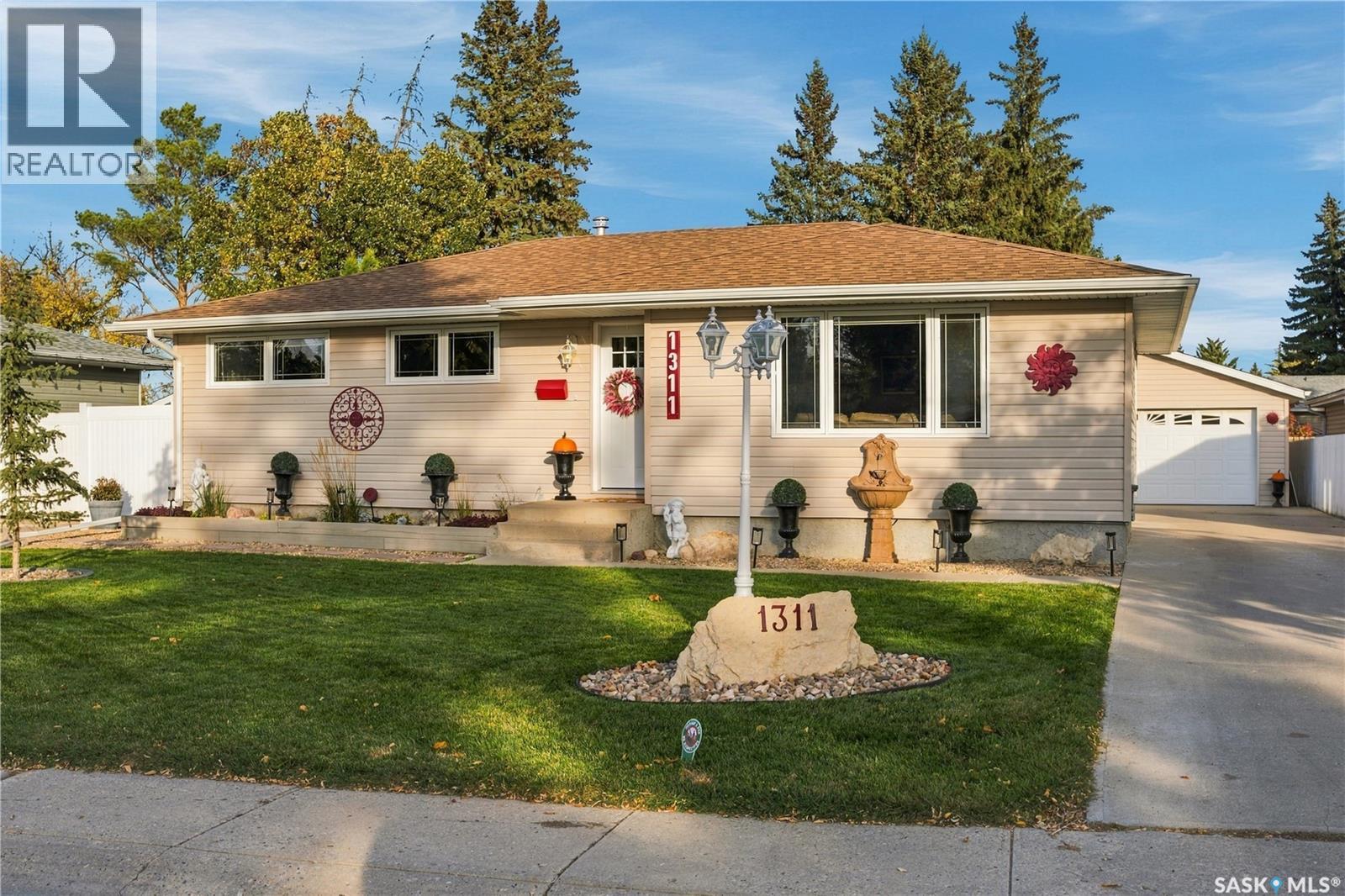 1311 Queen Crescent Property Photo 2