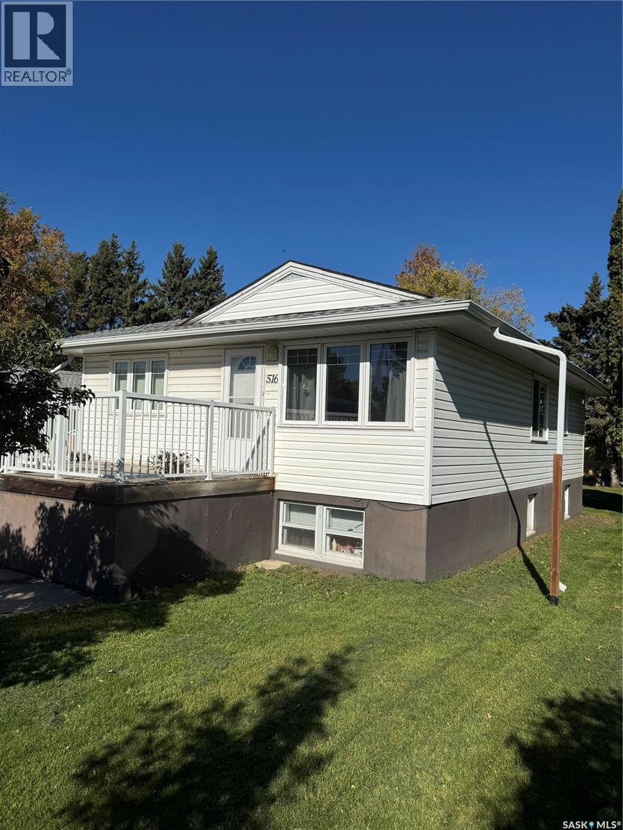 516 26th Street E Property Photo 2