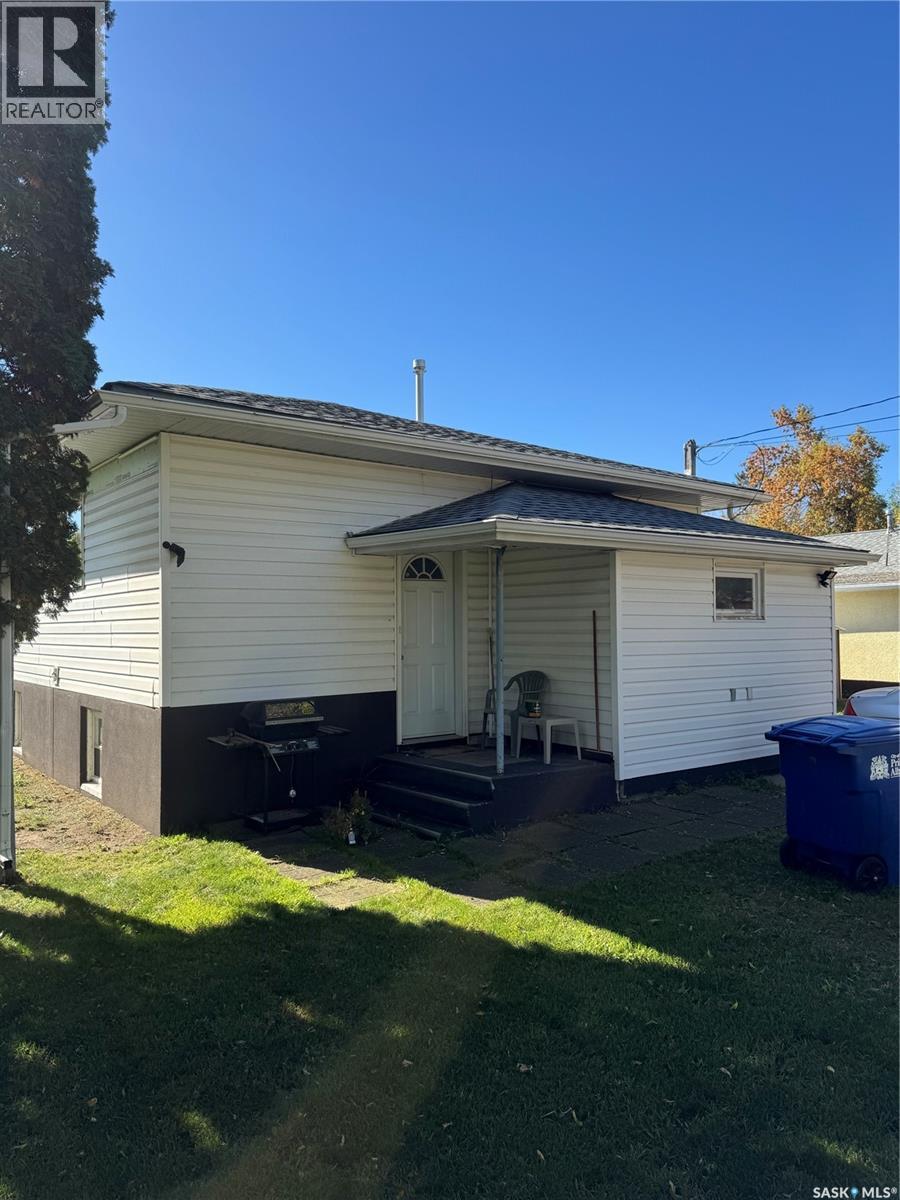 516 26th Street E Property Photo 3