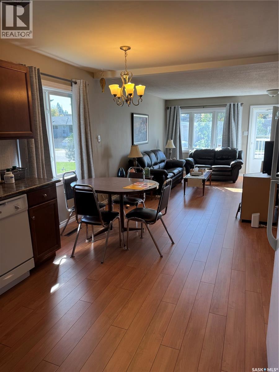 516 26th Street E Property Photo 6