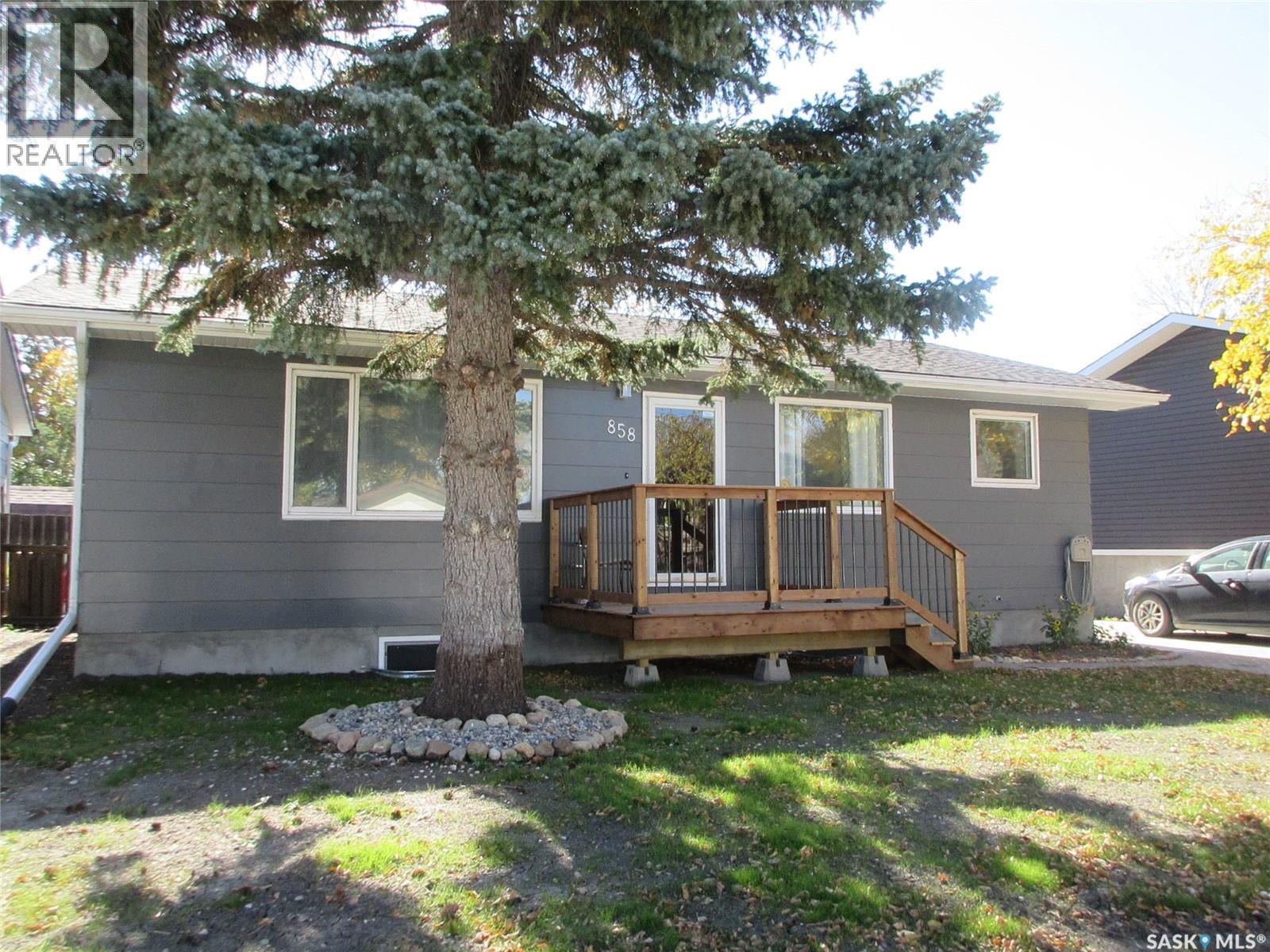 858 Worobetz Crescent N Property Photo 1