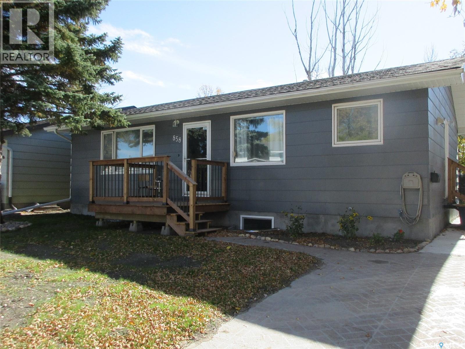 858 Worobetz Crescent N Property Photo 2