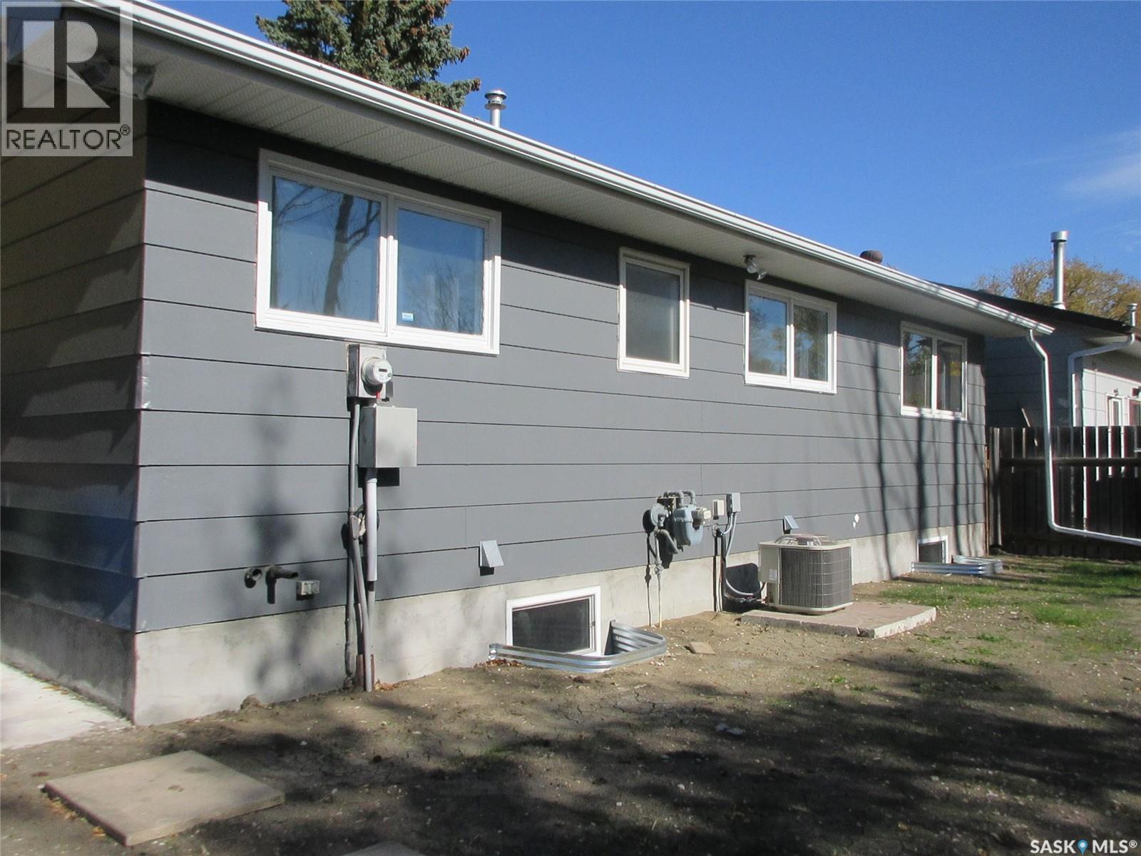 858 Worobetz Crescent N Property Photo 4