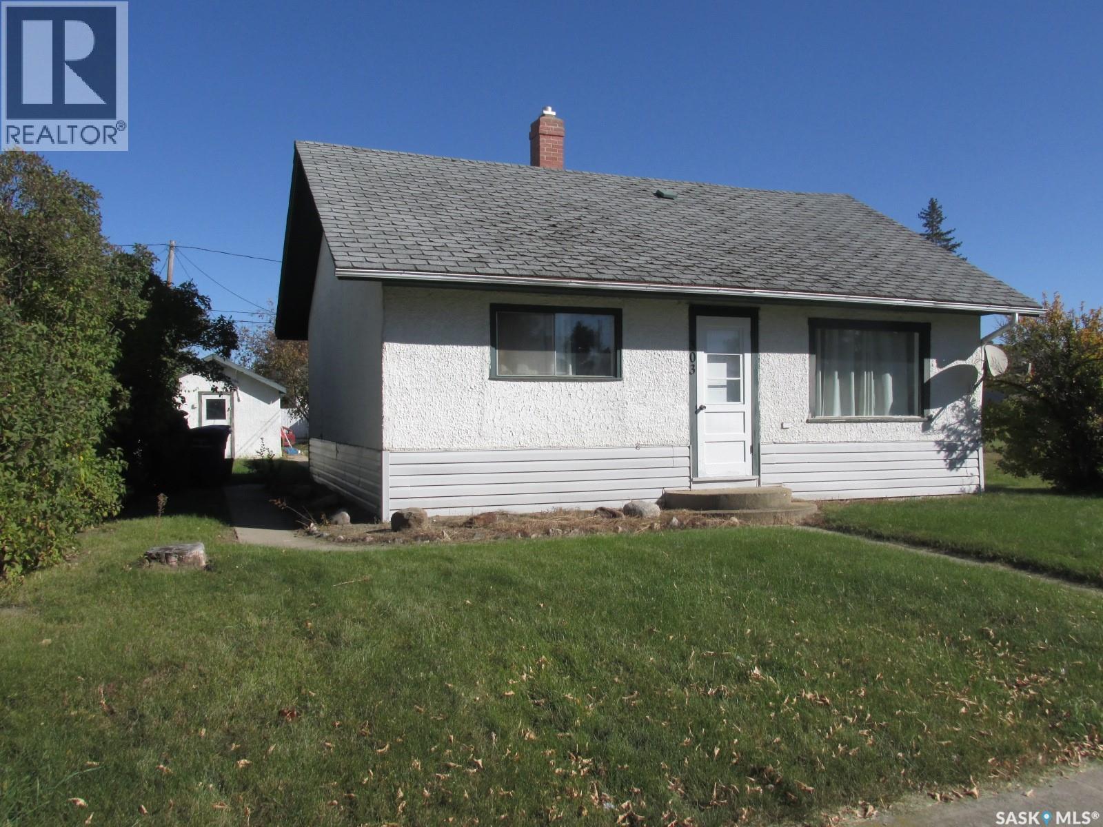 303 2nd Street W Property Photo 1