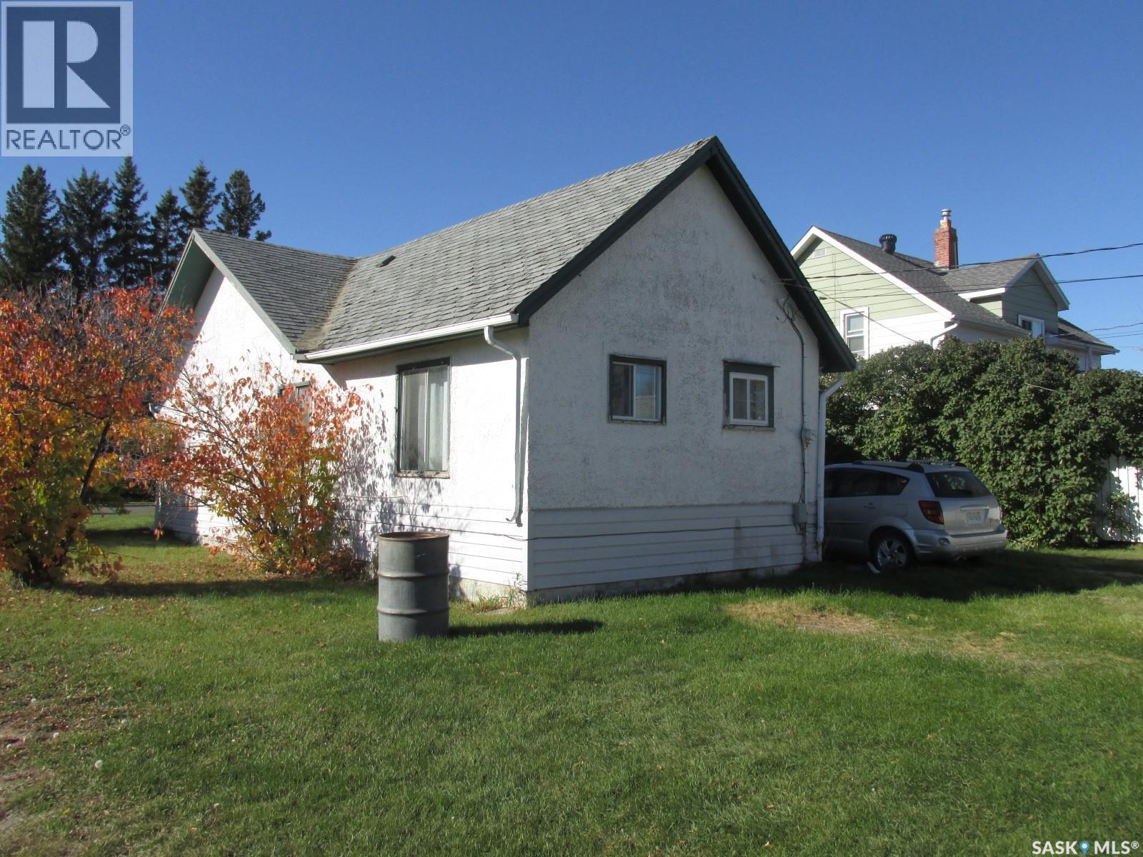 303 2nd Street W Property Photo 2