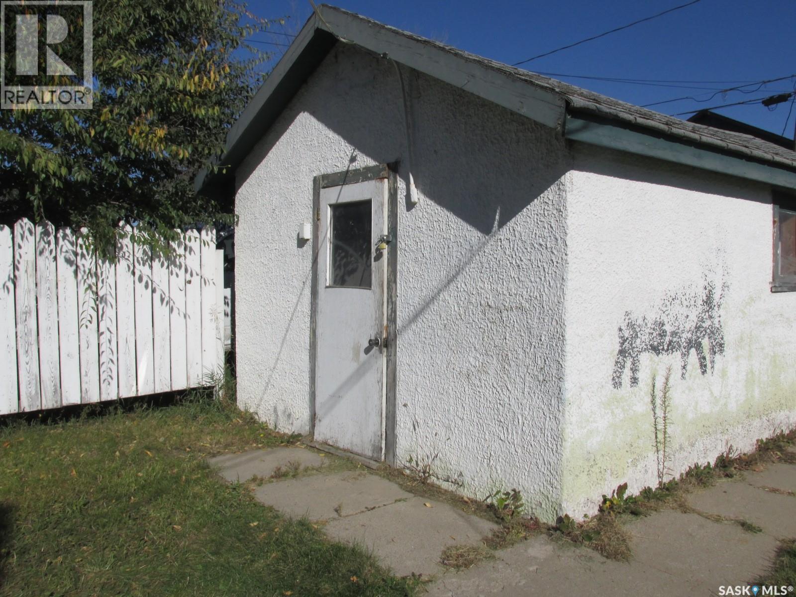 303 2nd Street W Property Photo 3