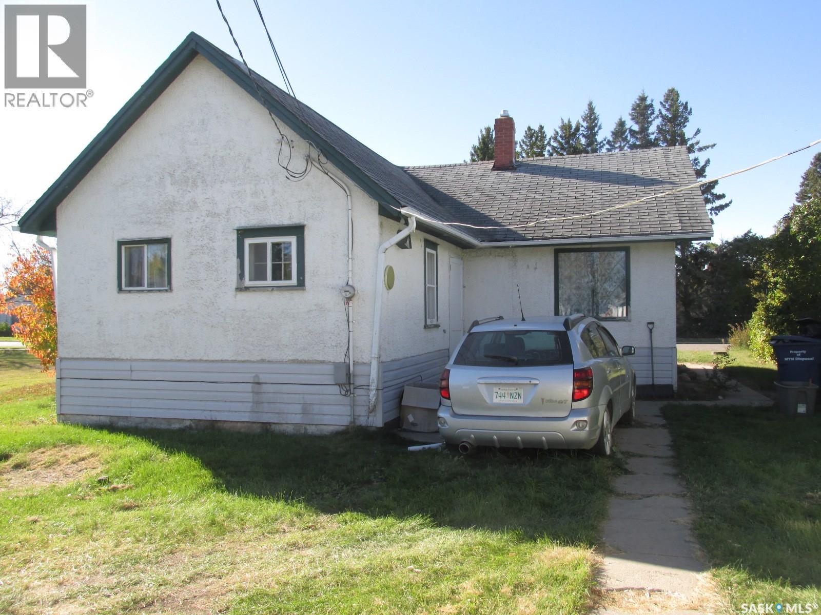 303 2nd Street W Property Photo 4