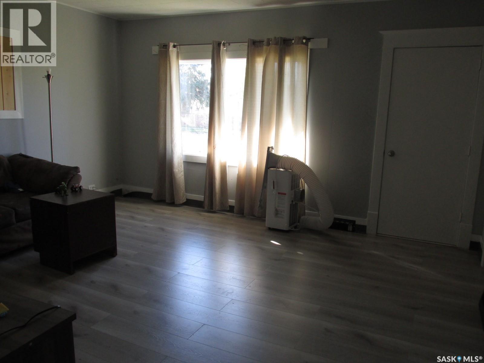 303 2nd Street W Property Photo 8