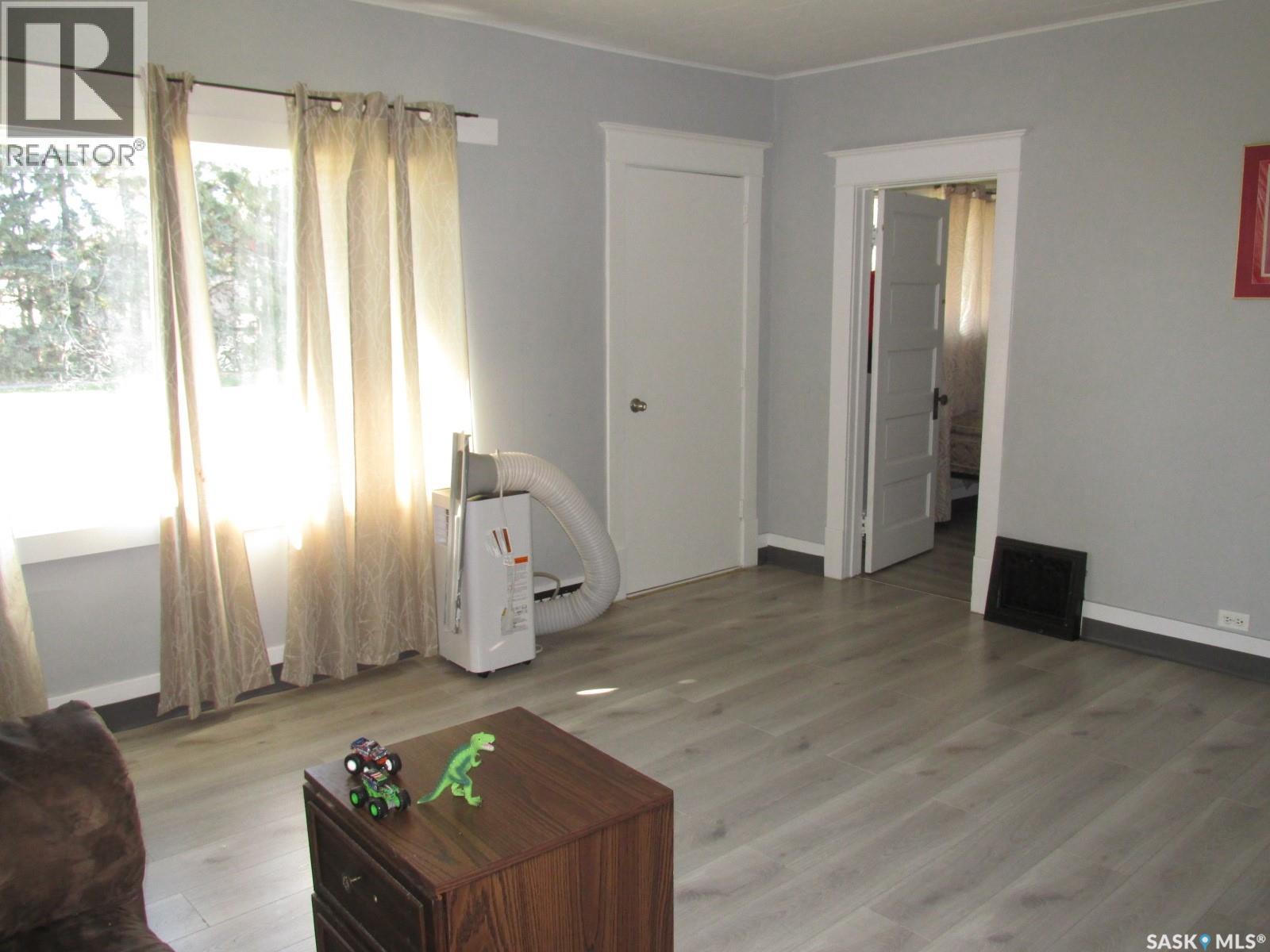 303 2nd Street W Property Photo 9